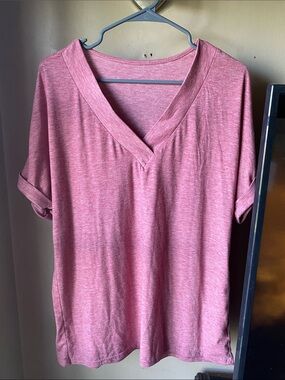 Amazon Women's Heathered Rose V-Neck Short Sleeve Top